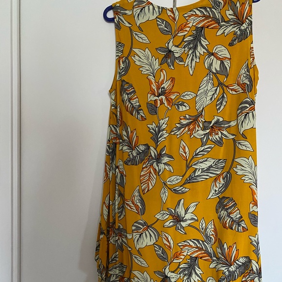 Sleeve-less high-low top. - Picture 2 of 5